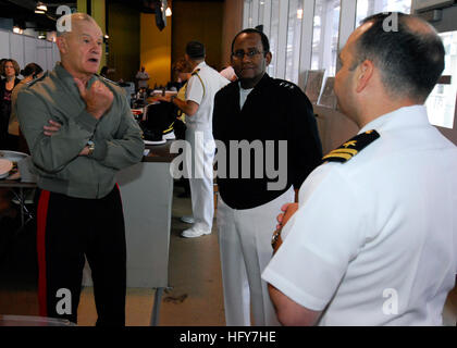 100528-N-3154P-007 NEW YORK (28. Mai 2010) Generalleutnant Dennis J. Hejlik, links, Kommandierender general der 2. Marine Expeditionary Force und Vice Admiral Mel Williams Jr., Mitte, Kommandeur der US-2. Flotte, sprechen mit Lt. Nicholas Pecci, Beauftragten für den Datenschutz für Expeditionary Strike Group 2 im Befehl Operations Center für Fleet Week New York 2010 zu erzwingen. Ca. nehmen 3.000 Matrosen, Marines und Küste Gardisten in der 23. Fleet Week New York, die 26 Mai bis 2. Juni stattfinden wird. Flotte Woche wurde New York Citys Feier des Meer-Dienstleistungen seit 1984. (US Navy phot Stockfoto