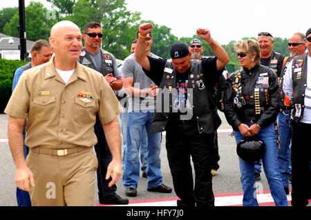 100528-N-8366W-092 BETHESDA, MD. (28. Mai 2010) Captain Daniel Zinder, stellvertretender Kommandeur der National Naval Medical Center, begrüßt Rolling Thunder Teilnehmer National Naval Medical Center durch Klinikgelände zu Ehren der Veteranen Wiederherstellung zu reiten. Zinder wollte auch Bob Griffith, Center, alles Gute zum Geburtstag. Griffith war auf den Tag genau vor 60 Jahren im Krankenhaus geboren. (Foto: U.S. Navy Mass Communication Specialist 3. Klasse Timothy Wilson/freigegeben) U.S. Navy 100528-N-8366W-092 Capt Daniel Zinder, stellvertretender Kommandeur der National Naval Medical Center, begrüßt Rolling Thunder Teilnehmer Stockfoto