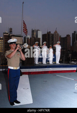 100530-N-7680E-209 NEW YORK (30. Mai 2010) ein Mitglied der US-Marine Forces Reserve Band spielt Hähne während Farben zum Abschluss den Sonnenuntergang-Parade auf dem Mehrzweck amphibischer Angriff Schiff USS Iwo Jima (LHD-7) während der Fleet Week New York 2010. Ca. nehmen 3.000 Matrosen, Marines und Küste Gardist in der 23. Fleet Week New York, bis zum 2. Juni stattfindet. Flotte Woche wurde New York Citys Feier des Meer-Dienstleistungen seit 1984. (Foto: U.S. Navy Mass Communication Specialist 2. Klasse Zane Ecklund/freigegeben) U.S. Navy 100530-N-7680E-209 A Membe Stockfoto