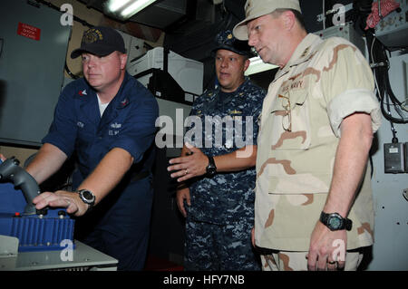 100601-N-6832D-046 MANAMA, Bahrain (1. Juni 2010) Gunner Mate 1. Klasse Brandon Smith Slips Vice Admiral Bill Gortney, Kommandeur der US Naval Forces Central Command und Lt. Cmdr Walter Kennedy, Kommandierender Offizier der Küsten Patrol Schiff USS Sirocco (PC-6) auf dem Schiff Führungs- und Kontrollfähigkeiten. (Foto: U.S. Navy Mass Communication Specialist 1. Klasse Brianna K. Dandridge/freigegeben) US Navy http-www.navy.mil-management-photodb-photos-100601-N-6832D-046 Gunner Mate 1. Klasse Brandon Smith Slips Vice Admiral Bill Gortney und Lt. Cmdr Walter Kennedy n Befehl und Steuerung des Schiffs Stockfoto