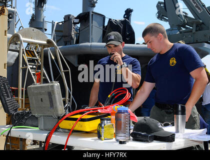 110420-N-3154P-117-AUGUSTA-Bucht, Sizilien (20. April 2011) Chief Navy Diver Jason Gray, links, und Navy Diver 2. Klasse Zachary West, beide zugewiesen, Mobile Tauchen und Salvage Unit (MDSU) 2, verwenden Sie das Òfly-AwayÓ Dive System, Taucher, die Durchführung von Wartungsarbeiten an den amphibischen Angriff Schiff USS Kearsarge (LHD-3) zu lenken. Kearsarge ist das Kommando-Schiff der Kearsarge amphibische bereit-Gruppe, Unterstützung von maritimer Sicherheitsoperationen und Sicherheitsbemühungen Zusammenarbeit Theater in den USA 6. Flotte Aufgabengebiet. (Foto: U.S. Navy Mass Communication Specialist 3. Klasse Scott Pittman/freigegeben) US-Na Stockfoto