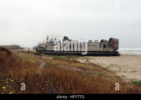 100603-M-4878R-028 CAMP PENDLETON, Kalifornien (3. Juni 2010) A Landungsboote Luftpolster bereitet sich auf Fracht am Strand von Marine Corps Base Camp Pendleton während Dawn Blitz 10 entladen. Die Übung ist eine Reihe von amphibischen Operationen mit Matrosen und Marinesoldaten, um neu zu beleben, die Kernkompetenz von amphibischen Operationen und Verbesserung der Interaktion zwischen der Navy und dem Marine Corps. (Foto: U.S. Marine Corps Lance Cpl. Joshua A. Rucker/freigegeben) UNS Marine 100603-M-4878R-028 A Landungsboote bereitet Luftpolster Fracht am Strand von Marine Corps Base Camp Pendleton während Dawn Blitz 10 entladen Stockfoto