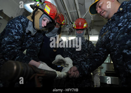 Seaman Jessie Holbert, Schiffs Soldat, links, patches ein Rohr mit einem Notfall Wasser aktiviert-Reparatur-Patch wie Xavier Carrillo, senior Chef Maschinisten Mate, rechts, während eine allgemeine Viertel Drill an Bord des Flugzeugträgers USS Ronald Reagan ausführt. Allgemeine Viertel Übungen trainieren und testen Matrosen auf Schadensbegrenzung Fähigkeiten einschließlich Patchen Rohre, Brandbekämpfung und erste Hilfe durchführen. Ronald Reagan wird Träger Qualifikationen und Flugdeck Zertifizierungen abgeschlossen. USS Ronald Reagan DVIDS287368 Stockfoto