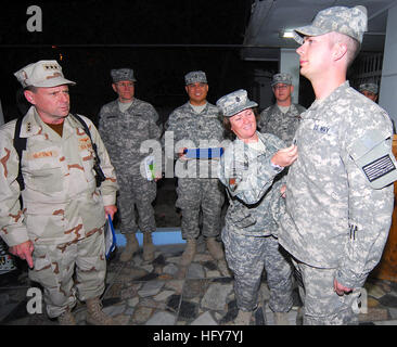 Kabul, Afghanistan - Vice Admiral Bill Gortney, links, Commander, US Marine Forces Central Command/5th Flotte, schaut zu, wie Chief Petty Officer Delisa Sliker "Crow" auf Petty Officer Reißzwecken 1st Class Christopher Parks während einer frocking Zeremonie Camp Eggers. Während seines Besuchs in Camp Eggers amtierte das Hauptquartier der NATO Training Mission - Afghanistan, Gortney traf sich mit Kommandostab, bei einer frocking Zeremonie für sechs Segler und sprach offen mit Matrosen über die Bedeutung ihrer Mission in Afghanistan. (U.S. Navy Photo by Chief Masse Kommunikation Spezialist F. Julian Carroll) Vize-Admiral Bi veröffentlicht Stockfoto