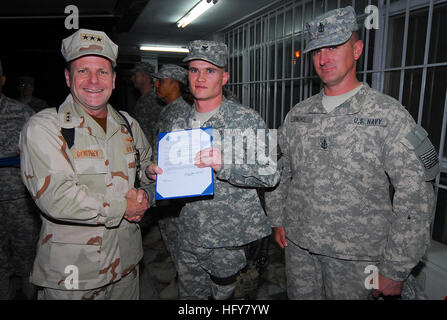 Kabul, Afghanistan - Vice Admiral Bill Gortney, links, Commander, US Marine Forces Central Command/5th Flotte, steht mit neu fahnenschwenkende Petty Officer 2. Klasse Thomas Weaver und Senior Chief Petty Officer Josh Snoke, seinem Sponsor, während einer frocking Zeremonie Camp Eggers. Während seines Besuchs in Camp Eggers amtierte das Hauptquartier der NATO Training Mission - Afghanistan, Gortney traf sich mit Kommandostab, bei einer frocking Zeremonie für sechs Segler und sprach offen mit Matrosen über die Bedeutung ihrer Mission in Afghanistan. (U.S. Navy Photo by Chief Masse Kommunikation Spezialist F. Julian Carroll) RELEAS Stockfoto