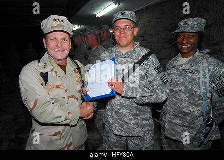 Kabul, Afghanistan - Vice Admiral Bill Gortney, links, Commander, US Marine Forces Central Command/5th Flotte, steht mit neu fahnenschwenkende Petty Officer 3rd Class Graham Pridham und seinem Sponsor, Chief Petty Officer Kenessa Galloway nach einer frocking Zeremonie auf Camp Eggers. Während seines Besuchs in Camp Eggers amtierte das Hauptquartier der NATO Training Mission - Afghanistan, Gortney traf sich mit Kommandostab, bei einer frocking Zeremonie für sechs Segler und sprach offen mit Matrosen über die Bedeutung ihrer Mission in Afghanistan. (U.S. Navy Photo by Chief Masse Kommunikation Spezialist F. Julian Carroll) RELE Stockfoto