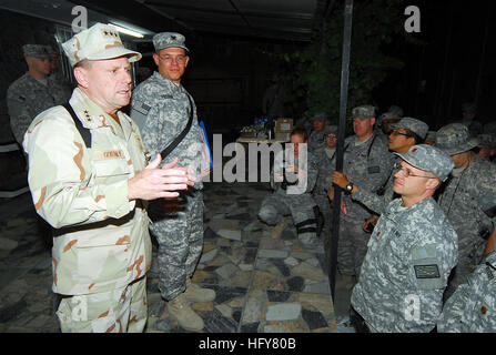 Kabul, Afghanistan - Vice Admiral Bill Gortney, links, Commander, US Marine Forces Central Command/5th Flotte, verwaltet den Eid zu den Seeleuten während einer frocking Zeremonie Camp Eggers. Während seines Besuchs in Camp Eggers amtierte das Hauptquartier der NATO Training Mission - Afghanistan, Gortney traf sich mit Kommandostab, bei einer frocking Zeremonie für sechs Segler und sprach offen mit Matrosen über die Bedeutung ihrer Mission in Afghanistan. (U.S. Navy Photo by Chief Masse Kommunikation Spezialist F. Julian Carroll) VERÖFFENTLICHTEN Vice Admiral Bill Gortney besucht Segler bei NTM-A in Afghanistan (4678484663) Stockfoto