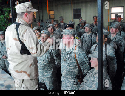 Kabul, Afghanistan - Vice Admiral Bill Gortney, links, Commander, US Marine Forces Central Command/5th Flotte, grübelt über eine Frage von einem Seemann während einer Frage-Antwort-Sitzung am Camp Eggers. Während seines Besuchs in Camp Eggers amtierte das Hauptquartier der NATO Training Mission - Afghanistan, Gortney traf sich mit Kommandostab, bei einer frocking Zeremonie für sechs Segler und sprach offen mit Matrosen über die Bedeutung ihrer Mission in Afghanistan. (U.S. Navy Photo by Chief Masse Kommunikation Spezialist F. Julian Carroll) VERÖFFENTLICHTEN Vice Admiral Bill Gortney besucht Segler bei NTM-A in Afghanistan (467848 Stockfoto