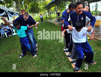 100609-N-7643B-221 LUMUT, Malaysia (9. Juni 2010) U.S. und Royal Malaysian Navy Matrosen und Kinder ChildrenÕs Zuhause Rumah Wawasan in einem Team-Staffellauf während ein flott Bereitschaft Zusammenarbeit und Ausbildung (CARAT) Malaysia 2010-Community-Dienst-Projekt zu beteiligen. CARAT 2010 ist eine Reihe von bilateralen Übungen jährlich in Südost-Asien zu stärken Beziehungen und Kraft bereit. (Foto: U.S. Navy Mass Communication Specialist 2. Klasse David A. Brandenburg/freigegeben) US Navy 100609-N-7643B-221 und Royal Malaysian Navy Matrosen und Kinder von Rumah Wawasan Stockfoto