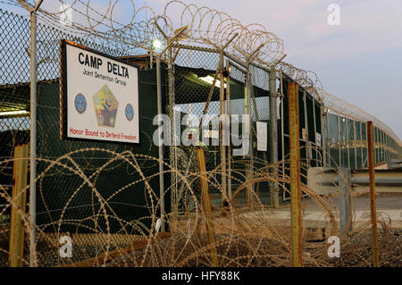 100609-F-3431H-006 GUANTANAMO BAY, Kuba (9. Juni 2010) Soldaten zugewiesen 115. Military Police Company von Rhode Island Army National Guard Wache an einem Sally Port in Camp Delta in Joint Task Force Guantanamo. Die Army National Guard in Rhode Island ist auf eine einjährige Bereitstellung bietet Sicherheit auf die Joint Task Force Guantanamo Haftanstalten. (US Air Force Foto von techn. Sgt. Michael R. Holzworth/freigegeben) US-Navy 100609-F-3431H-006 Soldaten der 115. Military Police Company von der Rhode Island Army National Guard Wache stehen in einem Sally Hafen innen C zugewiesen Stockfoto