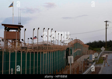 100609-F-3431H-079 GUANTANAMO BAY, Kuba (9. Juni 2010) A Soldier, der 115. Military Police Company von Rhode Island Army National Guard zugewiesen wird einen Sally Port nach Abschluss einer 12-Stunden-Schicht im Camp Delta, Joint Task Force Guantanamo beendet. Die Army National Guard in Rhode Island ist auf eine einjährige Bereitstellung bietet Sicherheit auf die Joint Task Force Guantanamo Haftanstalten. (US Air Force Foto von techn. Sgt. Michael R. Holzworth/freigegeben) US Navy 100609-F-3431H-079 A Soldier, 115. Military Police Company der Army National Guard in Rhode Island Ausgänge zugewiesen ein Sally por Stockfoto