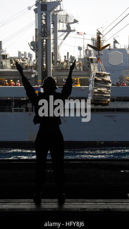 100616-N-4135M-088 Mittelmeer (16. Juni 2010) Bootsmann Mate 3. Klasse Shavanda Stephens Signale zu den Seeleuten an Bord der Nimitz-Klasse-Flugzeugträger USS Harry S. Truman (CVN-75) der eingehenden Lieferungen aus der Military Sealift Command Flotte Nachschub Öler USNS Big Horn (T-AO-198). Truman ist Teil der Harry S. Truman Carrier Strike Group maritimer Sicherheitsoperationen und Sicherheitsbemühungen Zusammenarbeit Theater in den US-5. und 6. Flotte Bereichen Verantwortung zu unterstützen. (Foto: U.S. Navy Mass Communication Specialist 3. Klasse Zachary D. Montgomery/freigegeben) US Navy 10 Stockfoto