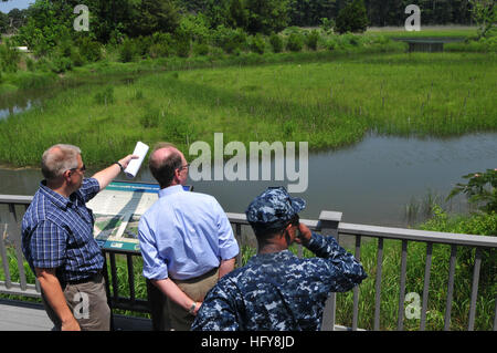 100615-N-1688B-034 VIRGINIA BEACH, Virginia (15. Juni 2010) Don Shregardus, Deputy Assistant Secretary Of The Navy (Umwelt-), ist auf ökologische Restauration Seite 8 informiert: Watchable Wildlife Area, am gemeinsamen Expeditionary Base Little Creek Fort Story. Schregardus tourte die Basis zur Förderung der ökologischen und historischen Schutz in der gesamten Region Hampton Roads. (Foto: U.S. Navy Mass Communication Specialist 3. Klasse Matthew Bookwalter/freigegeben) US Navy 100615-N-1688B-034 Don Shregardus ist auf ökologische Restauration Seite 8, Watchable Wildlife Area, bei gemeinsamen Expeditionary Base L informiert Stockfoto