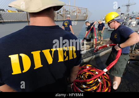 100616-N-4776G-753 MINA SALMAN PIER, Bahrain (16. Juni 2010) Marine Taucher Tauchen Mobile und Salvage Unit (MDSU) 1 u-Boot-tender USS Frank Cable (AS 40) und der Naval Special Warfare Unit (NSWU) 3 Schleife überschüssige Luftschlauch in einer Spule zugeordnet, da sie einen Taucher aus dem Wasser unterstützen. MDSU-1, Frank Cable und NSWU-3 arbeiten zusammen, um beschädigte steuerbare Tonhöhe Propellerblätter auf geführte Flugkörper Zerstörer USS The Sullivans (DDG-68) zu ändern. (Foto: U.S. Navy Mass Communication Specialist 2. Klasse Kathleen A. Gorby/freigegeben) US Navy-100616-N-4776G-753-Marine Taucher Schleife überschüssige Luftschlauch Stockfoto