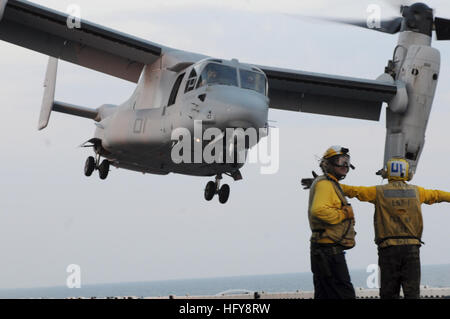 Aviation Boatswain's Mates leiten ein Marine Corps V-22 Osprey während des Flugbetriebs und der Qualifikation für die Landung an Bord des amphibischen Sturmschiffs USS Wasp (LHD 1). Stockfoto