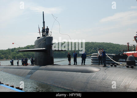 100624-N-3090M-157 GROTON, Connecticut (24. Juni 2010) Linie Handler aus der Los-Angeles-Klasse Angriff u-Boot USS Memphis (SSN-691) vorzubereiten, am Naval Submarine Base New London nach einer Bereitstellung in den US Southern Command-Bereich Verantwortung festmachen. Memphis nahm an zwei internationalen Übungen, UNITAS 2010 und Übung Naiad, während bereitgestellt. (Foto: U.S. Navy Mass Communication Specialist 1. Klasse Steven Myers/freigegeben) US Navy 100624-N-3090M-157 Linie Handler aus der Los-Angeles-Klasse u-Boot USS Memphis (SSN-691) vorzubereiten, am Naval Submarine Base New London nach moor ein Stockfoto