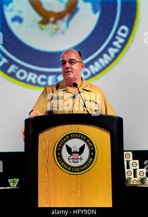 100628-N-5214S-090 NORFOLK (28. Juni 2010) Admiral John C. Harvey Jr., Kommandant der U.S. Fleet Forces Command, spricht Sie Navy Ratgebern am ersten Tag des Symposiums 22. Marine-Berater-Verband. (Foto: U.S. Navy Mass Communication Specialist 1. Klasse W. B. Swoboda/freigegeben) U.S. Navy 100628-N-5214S-090 Admiral John C. Harvey Jr., Kommandant der U.S. Fleet Forces Command, spricht Sie Navy Ratgebern am ersten Tag des Symposiums 22. Marine-Berater-Verband Stockfoto