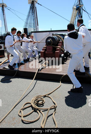 100630-N-7642M-134 CHARLESTOWN, Massachusetts (30. Juni 2010) der USS Constitution master Gun Team von zeigt das Laden und Abfeuern von an1812-Ära aus Gusseisen Langwaffe in Boston Navy Woche. Die Demonstration, durchgeführt von der "Old Ironsides" Mannschaft in ihren historischen Uniformen, gehört zu viele Navy Veranstaltungen während der Woche in der Gegend von Boston geplant. Marine Wochen sollen Amerikaner zeigen die Investition, die Sie haben in ihrer Marine und Sensibilisierung in den Städten, die keine bedeutende Navy Präsenz verfügen. (Foto: U.S. Navy Mass Communication Specialist 3. Klasse Kathryn E. Macdonald / Re Stockfoto