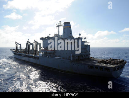 100630-N-7191M-008 Pazifik (30. Juni 2010) The Military Sealift Command Flotte Nachschub Öler USNS Tippecanoe (T-AO 199) dampft neben dem Flugzeugträger USS George Washington (CVN-73) während ein Nachschub auf dem Meer. George Washington, Flugzeugträger der Navy nur dauerhaft nach vorne bereitgestellt, partizipiert in Undersea Warfare ausüben (USWEX), eine jährliche bilaterale Übung mit Japan Maritime Self-Defense Force und der US Navy.  (Foto: U.S. Navy Mass Communication Specialist 3. Klasse Jacob D. Moore/freigegeben) U.S. Navy 100630-N-7191M-008 Military Sealift Co Stockfoto