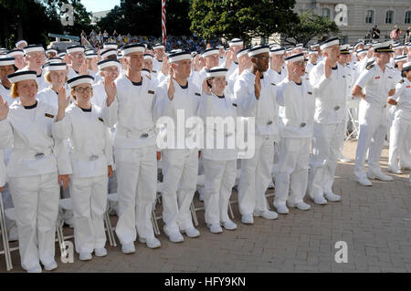 100701-N-8395K-003 ANNAPOLIS, MD. (1. Juli 2010) Mitglieder der US Naval Academy Klasse 2014 nehmen den Amtseid während einer Zeremonie am Tecumseh Hof. Die neue 4. Klasse, die Midshipmen, markiert den Beginn der "Plebs Summer", eine anspruchsvolle sechswöchigen Training Evolution entwickelt vereidigt wurden, um die Schüler von zivilen Militärleben Übergang. (US Navy Foto von Gin Kai/freigegeben) US Navy 100701-N-8395K-003 Mitglieder der US Naval Academy Klasse 2014 nehmen den Amtseid während einer Zeremonie am Tecumseh Hof Stockfoto