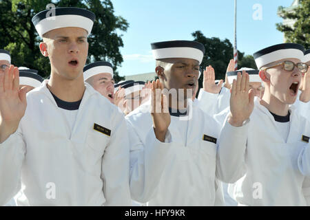 100701-N-1026O-003 ANNAPOLIS, MD. (1. Juli 2010) Mitglieder der US Naval Academy Klasse 2014 nehmen den Amtseid während einer Zeremonie am Tecumseh Hof. Die neue 4. Klasse, die Midshipmen, markiert den Beginn der "Plebs Summer", eine anspruchsvolle sechswöchigen Training Evolution entwickelt vereidigt wurden, um die Schüler von zivilen Militärleben Übergang. (US Navy Foto von Shannon O'Connor/freigegeben) US Navy 100701-N-1026O-003-Mitglieder der US Naval Academy Klasse 2014 nehmen den Amtseid während einer Zeremonie am Tecumseh Hof Stockfoto