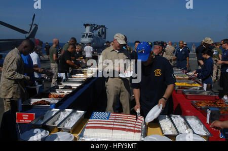 100704-N-9706M-126 Pazifik (4. Juli 2010) Captain Christopher Bolt, Kommandierender Offizier der amphibious Transport Dock Schiff USS Dubuque (LPD 8), genießt einen Stück Kuchen während Command Master Chief Reinaldo Rosado den Kuchen während der ShipÕs Stahl Strand Picknick schneidet. (Foto: U.S. Navy Mass Communication Specialist 1. Klasse David McKee/freigegeben) US Navy 100704-N-9706M-126 Captain Christopher Bolt, Kommandierender Offizier der amphibious Transport Dock Schiff USS Dubuque (LPD 8), genießt einen Stück Kuchen während Command Master Chief Reinaldo Rosado schneidet den Kuchen Stockfoto