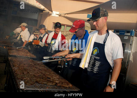 100704-N-7660S-091 MANAMA, Bahrain (4. Juli 2010) Freiwillige aus kocht aus the Valley, eine freiwillige Gruppe von California grill Steaks für ein 4. Juli Feier am Naval Support Aktivität Bahrain. Die Gruppe brachte 26 Köche und mehr als 5.000 Steaks nach Bahrain, ihre Unterstützung für AmericaÕs Männer und Frauen in Uniform und ihre Familien zu zeigen. (Foto: U.S. Navy Mass Communication Specialist 2. Klasse Tom Smith/freigegeben) US Navy 100704-N-7660S-091-Freiwillige aus kocht aus the Valley, eine freiwillige Gruppe von California grill Steaks für ein 4. Juli Feier am Naval Support Aktivität Bahrain Stockfoto