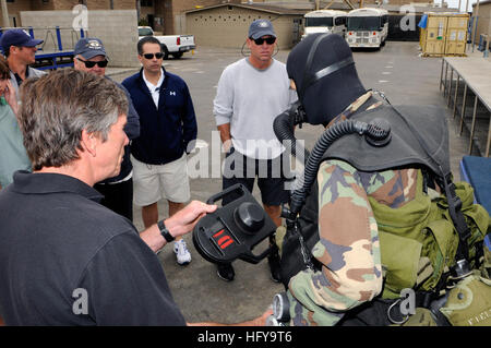 100706-N-7883G-025 SAN DIEGO (6. Juli 2010) ehemalige National Football League (NFL) Quarterback Troy Aikman und aktuelle NFL Quarterback a.j. Feeley sind an der Naval Special Warfare Center von ehemaliger Navy SEAL Captain John McTighe herumgeführt.  Aikman und Feeley hatte eine Chance, die Verbindung zu besuchen, wo die Navy SEALs ausgebildet sind. Die Navy SEALs sind die maritime Komponente der US Special Operations Forces und sind geschult, um eine Vielzahl von Operationen aus dem Meer, Luft und Land zu führen. (Foto: U.S. Navy Mass Communication Specialist 2. Klasse Kyle D. Gahlau/freigegeben) U.S. Navy 100706-N-7883G-025 Ex Na Stockfoto