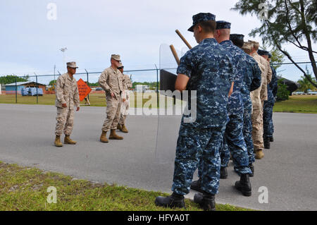 100708-N-1401J-039 DIEGO GARCIA (10. Juli 2010) Marines der Flotte Anti-Terrorism Security Team Pacific (FASTPAC) ermöglicht Training auf Diego Garcia Sicherheitspersonal auf ordnungsgemäße Riot Formationen, Bewegungen und Verfahren zu kontrollieren. Die Ausbildung beinhaltete Selbstverteidigung, Eintrag Punkt Kontrollverfahren und verschiedenen Waffenhandhabung. (Foto: U.S. Navy Masse Kommunikation Spezialist Seemann Christopher S. Johnson/freigegeben) US Navy 100708-N-1401J-039-Marines trainieren auf Diego Garcia Stockfoto