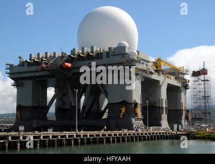 100714-N-3666S-008 PEARL HARBOR (14. Juli 2010) The Sea-Based X-Band Radar (SBX) kommt bei Foxtrott Pier auf Ford Island. SBX werden im Anschluss periodische Wartung und American Bureau of Shipping Umfragen durchzuführen, die zur Erneuerung der SBX US Coast Guard Certificate of Inspection führen wird. (Foto: U.S. Navy Mass Communication Specialist 2. Klasse Robert Stirrup/freigegeben) U.S. Navy 100714-N-3666S-008-Radar kommt auf Ford Island Stockfoto