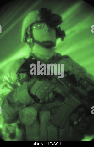 Ein US-Soldat vom 3. Zug, Delta-Kompanie, 1. Bataillon, 30. Infanterieregiment, 2. Brigade, die 3. Infanterie-Division führt eine Waffensuche in Abdallah, Irak, basierend auf Geheimdienstberichten durch. Stockfoto