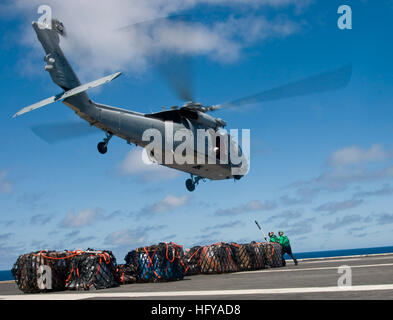 Segler bereiten Ladung einen MH-60 s Sea Hawk-Hubschrauber von der Insel Ritter der Hubschrauber Combat Support Squadron 25 an Bord des Flugzeugträgers USS George Washington während einer vertikalen Nachschub mit dem Military Sealift Command Trockenfracht und Munition Schiff USNS Carl Brashear befestigen. George Washington, Flugzeugträger der Navy nur dauerhaft nach vorne eingesetzt, ist im Gange dazu bei, Sicherheit und Stabilität im westlichen Pazifischen Ozean. (Foto: U.S. Navy Petty Officer 3rd Class Danielle A. Brandt) Vertikale Nachschub DVIDS300904 Stockfoto