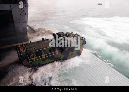 100716-N-5319A-053 Pazifik (16. Juli 2010) Marines zugewiesen zu besonderen Zweck Marine Air Ground Task Force (SPMAGTF) 24 aussteigen, das amphibious Transport Dock Schiff USS New Orleans (LPD 18) für Strand von Salinas, Peru in eine amphibische Fahrzeug. New Orleans beteiligt sich Partnerschaft Südbahnhof, einer jährlichen Bereitstellung von US militärische Ausbildungsteams in den US Southern Command-Bereich von Verantwortung in der Karibik und Lateinamerika. (Foto: U.S. Navy Mass Communication Specialist 1. Klasse Brien Aho/freigegeben) UNS 100716-N-5319A-053 Navy Marines, Special Purpose zugewiesen Stockfoto