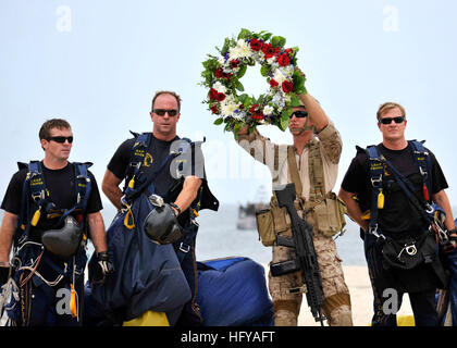 100717-N-6214F-015 VIRGINIA BEACH, Virginia (17. Juli 2010) Mitglieder der US-Navy Fallschirm Demo Team, die Frösche springen liefern einen Kranz an einer wartet auf Dichtung für die Eröffnungsfeier der Fähigkeiten-Übung (CAPEX) am gemeinsamen Expeditionary Base Little Creek Fort Story. Der Naval Special Warfare Gemeinschaft seine Fähigkeiten als Teil der 41. UDT/SEAL Ostküste Reunion feiern angezeigt. Im Verlauf des Wochenendes, UDT/SEAL-Geschichte, Erbe und Familien zu Ehren sind Veranstaltungen geplant. (Foto: U.S. Navy Chief Masse Kommunikation-Spezialist Robert Fluegel/freigegeben) US Navy 100717-N-6214F - Stockfoto