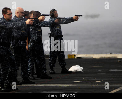 Sicherheit Abteilung Segler nehmen an Kleinwaffen Qualifikation an Bord des Flugzeugträgers USS Harry S. Truman. Truman wird als Bestandteil der Harry S. Truman Carrier Strike Group Unterstützung maritimer Sicherheitsoperationen und Sicherheitsbemühungen Zusammenarbeit Theater in den USA bereitgestellt 5. Flotte Aufgabengebiet. (Foto: U.S. Navy Seemann Apprentice Tyler Caswell) USS Harry S. Truman DVIDS300917 Stockfoto