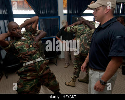 100722-N-9589S-217 DOUALA, Kamerun (22. Juli 2010) Waffenwart 2. Klasse John Curry von maritimen zivilen Angelegenheiten Sicherheitstraining Sicherheit Kräfte Assistenz-Team Mitglieder der Marine über die Sicherheitsverfahren für Personal Kontrollen auf Marinestützpunkt Douala Kamerun beauftragt. Dieser Kurs ist Teil der vier Jahre der Internationale Sicherheitszusammenarbeit zwischen den USA und in Kamerun. Der Lehrplan beinhaltet Maßnahmen zum Schutz gegen den Terrorismus und Gewalt, Personal- und Fahrzeug Sicherheitskontrollen und ausreichende Sicherheit Prüfpunkt Verfahren. (Foto: U.S. Navy Mass Communication Specialist 3. Klasse Ric Stockfoto