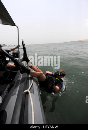 100721-N-0553R-025 MINA SALMAN PIER, Bahrain (21. Juli 2010) Navy Diver 2. Klasse Justin Cavitt, zugewiesen, Mobile Tauchen und Salvage Unit (MDSU) 1, tritt das Wasser, um eine Anti-Terror Force Protection (ATFP) Tauchgang Inspektion am Hafen Mina Salman durchzuführen. MDSU-1 führt ATFP Tauchcenter zur Gewährleistung der Sicherheit und Sicherheit der ankommenden und abgehenden Gefäße als Bestandteil der Sicherheit im Seeverkehr Operationen in den USA 5. Flotte Aufgabengebiet. (Foto: U.S. Navy Mass Communication Specialist 2. Klasse Ja'lon A. Rhinehart/freigegeben) U.S. Navy 100721-N-0553R-025 Marine Diver 2. Klasse Justin C Stockfoto