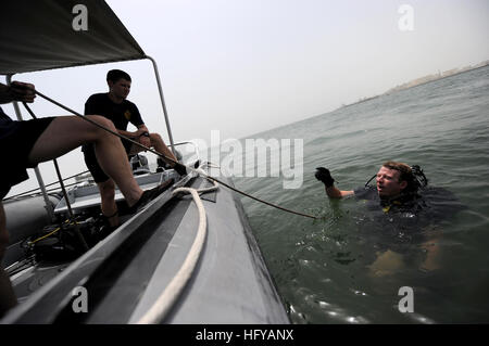 100721-N-0553R-036 MINA SALMAN PIER, Bahrain (21. Juli 2010) Navy Diver 2. Klasse Justin Cavitt, zugewiesen, Mobile Tauchen und Salvage Unit (MDSU) 1 Gespräche mit dem Tauchgang-Betreuer nach dem Eintauchen ins Wasser vor der Durchführung einer Anti-Terror force Protection (ATFP) Tauchgang Inspektion am Hafen Mina Salman. MDSU-1 führt ATFP Tauchcenter zur Gewährleistung der Sicherheit und Sicherheit der ankommenden und abgehenden Gefäße als Bestandteil der Sicherheit im Seeverkehr Operationen in den USA 5. Flotte Aufgabengebiet. (Foto: U.S. Navy Mass Communication Specialist 2. Klasse Ja'lon A. Rhinehart/freigegeben) US Navy 100 Stockfoto