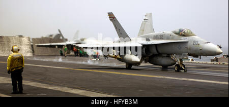 100725-N-6362C-188 US 5TH Flotte Zuständigkeitsbereich (25. Juli 2010) A Flight Deck Direktor stellt sicher, dass eine Foul-Linie freigehalten wird an Bord des Flugzeugs USS Harry S. Truman (CVN-75) beim Start einer F/A - 18 C Hornet zu der Schachbretter von Marine Fighter Attack Squadron (VMFA) 312 zugeordnet. VMFA-312 wird als Bestandteil der Harry S. Truman Carrier Strike Group Unterstützung maritimer Sicherheitsoperationen und Sicherheitsbemühungen Zusammenarbeit Theater in den USA bereitgestellt 5. Flotte Aufgabengebiet. (Foto: U.S. Navy Masse Kommunikation Spezialist Seemann Apprentice Tyler Caswell/freigegeben) US Navy 10072 Stockfoto