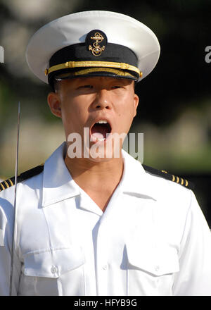 100730-N-3857R-003 ANNAPOLIS, MD. (30. Juli 2010) United States Naval Academy Midshipmen beteiligen sich an einer formalen Parade auf dem Schulgelände. Ankommende Neulingen sind Plebs Sommertraining, ein körperlich und geistig anspruchsvollen Sechswochen Prozess entwickelt, um die neue Klasse von Studenten aus zivilen zum Midshipman Leben Übergang beteiligt. (Foto: U.S. Navy Mass Communication Specialist 1. Klasse Tschad Runge/freigegeben) US Navy 100730-N-3857R-003 U.S. Naval Academy Midshipmen Teilnahme an einer formalen Parade auf dem Schulgelände Stockfoto