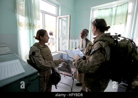 100803-M-0301S-030 HELMAND, Afghanistan (3. August 2010) Hospital Corpsman 2. Klasse Claire E. Ballante, rechts, zugeordnet zu den weiblichen Engagement Team (FET), eine kostenlose medizinische Klinik während Patrouillen mit 1. Bataillon Touren 2d Marines in Musa Qa'leh, Afghanistan. Ballante sprach mit afghanischen ehrenamtliche Mitarbeiter zur Beurteilung den Gesamtzustand der Anlage um Hilfe zu leisten. (Foto: U.S. Marine Corps CPL. Lindsay L. Sayres/freigegeben) U.S. Navy 100803-M-0301S-030 Hospital Corpsman 2. Klasse Claire E. Ballante, rechts, zugeordnet zu den weiblichen Engagement Team (FET), tourt eine kostenlose medizinische Klinik Stockfoto