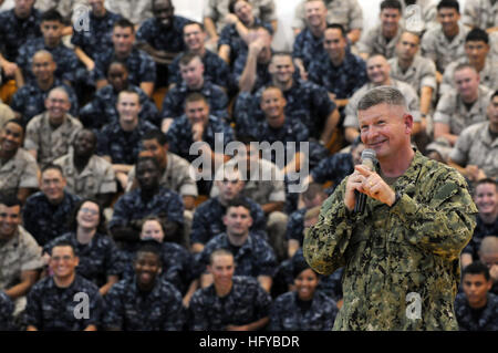 100803-N-9818V-758 CAMP LEJEUNE, North Carolina (3. August 2010) Master Chief Petty Officer der Marine (INTERNIERUNGSLAGER) Rick West hält einen All-Hands-Anruf mit Matrosen und Marinesoldaten während eines Besuchs in der Marine Corps Base Camp Lejeune. Westen traf sich mit Personal aus 2d Marine Logistics Group, medizinische Logistik-Unternehmen, 6. Marine Regiment, 2d Marineabteilung und das Marinelazarett. West ist das Tragen des Navy arbeiten einheitliche Typs III während der Konformität Testphase. (Foto: U.S. Navy Mass Communication Specialist 1. Klasse Jennifer A. Villalovos/freigegeben) US Navy 100803-N-9818V-758 Master Chief Petty Officer of the Navy Stockfoto