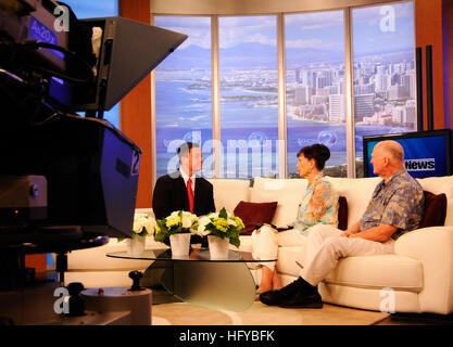 100805-N-7498L-014 PEARL HARBOR (5. August 2010) Carole und Jim Hickerson werden durch Anker Jai Cunningham auf dem Navy-News-Segment der KHON2 TV interviewt. Carole Hickerson entwarf das Logo für die POW/MIA-Flagge und ihr Ehemann, Jim, ist ein ehemaliger Vietnam-Krieg Kriegsgefangene.  Die Hickersons wurden beide als Preisträger beim jährlichen amerikanischen Patriot Awards Bankett veranstaltet von der Navy League of Honolulu ausgewählt. (Foto: U.S. Navy Mass Communication Specialist 2. Klasse Mark Logico/freigegeben) US Navy 100805-N-7498L-014 Carole und Jim Hickerson werden von Anker J auf dem Navy-News-Segment der KHON2 TV interviewt Stockfoto