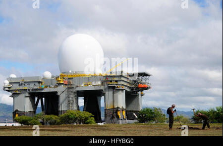 100805-N-7498L-334 PEARL HARBOR (5. August 2010) Engineering Aide 2. Klasse Joab Cowell und Utilitiesman 2. Klasse Aaron Ness, beide zugewiesenen Naval Einrichtungen Engineering Befehl Hawaii, Graben Sie ein Loch für den Hund Park Bauvorhaben auf Ford Island. Dahinter befindet sich das Sea-Based X-Band Radar. Cowell und Ness bieten Einrichtungen Instandhaltung, Renovierung und Bau in und um gemeinsame Basis Pearl Harbor-Hickam. (Foto: U.S. Navy Mass Communication Specialist 2. Klasse Mark Logico/freigegeben) US Navy 100805-N-7498L-334 Segler graben ein Loch für den Hund Park Bauvorhaben auf Ford Island. B Stockfoto