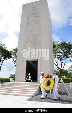 Petty Officer 2. Klasse Marvin Craft, links, und Seaman Krista Stelzner, sowohl in den USA zugewiesen 7. Flottenkommando Schiff USS Blue Ridge, einen Kranz während einer Gedenkveranstaltung am Manila American Cemetery und Denkmal zu präsentieren. Blue Ridge ist in Manila führen humanitäre Hilfsprojekte und Stärkung der Beziehungen mit der philippinischen Volkes. USS Blue Ridge DVIDS307153 Stockfoto