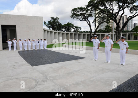 100806-N-3005P-028 MANILA, Philippinen (6. August 2010) Captain Rudy Lupton, Kommandierender Offizier der US 7. Flotte Befehl Schiff USS Blue Ridge (LCC-19) und Command Master Chief Miguel Juan Reyes Gruß während der Nationalhymne bei einer Gedenkveranstaltung am Manila American Cemetery und Memorial. Blue Ridge ist in Manila führen humanitäre Hilfsprojekte und Stärkung der Beziehungen mit der philippinischen Volkes. (Foto: U.S. Navy Mass Communication Specialist 2. Klasse Aaron Pineda-/Released) US Navy 100806-N-3005P-028 Captain Rudy Lupton Command Master Chief Miguel Juan Reyes Gruß während Stockfoto