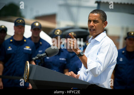 100814-N-5549O-083 PANAMA CITY, Florida (14. August 2010) Präsident Barack Obama spricht die Presse über Gulf Coast Oil Spill Aufräumarbeiten in der Coast Guard Station Panama City. (Foto: U.S. Navy Mass Communication Specialist 2. Klasse Kevin S. O'Brien/freigegeben) US Navy 100814-N-5549O-083 Präsident Barack Obama spricht die Presse über Gulf Coast Oil Spill Aufräumarbeiten in der Coast Guard Station Panama City Stockfoto