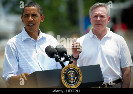 100814-N-5549O-112 PANAMA CITY, Florida (15. August 2010) Präsident Barack Obama spricht die Presse über Gulf Coast Oil Spill Aufräumarbeiten in der Coast Guard Station Panama City. Secretary Of The Navy (SECNAV) ist mit dem Präsidenten der Honorable Ray Mabus.  (Foto: U.S. Navy Mass Communication Specialist 2. Klasse Kevin S. O'Brien/freigegeben) US Navy 100814-N-5549O-112 Präsident Barack Obama spricht die Presse über Gulf Coast Oil Spill Aufräumarbeiten in der Coast Guard Station Panama City Stockfoto