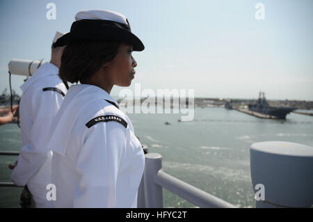 100815-N-8936G-014 NORFOLK (15. August 2010) Information Systems Technician 1. Klasse Riva Stout mans Schienen wie die amphibischen Angriff Schiff USS Nassau (LHA-4) in Norfolk Naval Yard nach einer siebenmonatigen Bereitstellung unterstützt maritime Sicherheit und Theater Sicherheit Zusammenarbeit Operationen in den US-5. und 6. Flotte Bereichen Verantwortung zieht. (Foto: U.S. Navy Mass Communication Specialist 2. Klasse Patrick Gordon /Released) US Navy 100815-N-8936 G-014 Information Systems Technician 1. Klasse Riva Stout mans die Schienen als die amphibischen Angriff Schiff USS Nassau (LHA-4) Stockfoto