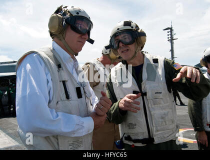 Kapitän Daniel Grieco, Recht, Executive Officer der Flugzeugträger USS George Washington (CVN-73), erklärt Träger Flugdeck Operationen zum Botschafter der Vereinigten Staaten Singapur David Adelman an Bord George Washington. Adelman und zivile und militärische Beamte aus der Republik Singapur tourte das Schiff, das Flugdeck, Brücke, Flight-Deck-Steuerung und der medizinischen Abteilung, um ein besseres Verständnis der Träger Operationen zu besuchen. George Washington vor kurzem zurückgekehrt ins Meer, nach ein Hafen Besuch in Singapur. (Foto: Petty Officer 3rd Class Danielle A. Brandt) USS George Washington DVIDS3 Stockfoto